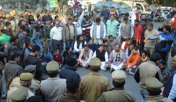 गाजियाबाद : ‘लव जिहाद’ के नाम पर हंगामा, 100 पर मुकदमा गाजियाबाद : ‘लव जिहाद’ के नाम पर हंगामा, 100 पर मुकदमा
