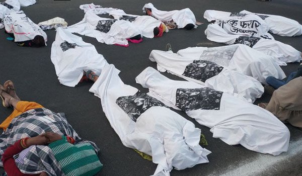 भोपाल गैस त्रासदी की 33वीं बरसी : कफन ओढ़कर प्रदर्शन