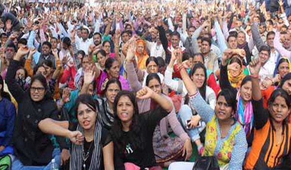 जयपुर में कर्मचारियों ने निकाली आक्रोश रैली