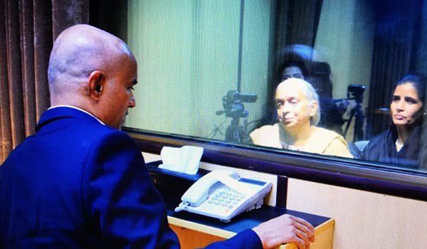 पाकिस्तान की जेल में कुलभूषण जाधव से मिलीं मां और पत्नी पाकिस्तान की जेल में कुलभूषण जाधव से मिलीं मां और पत्नी