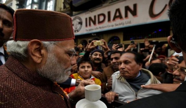 मोदी ने शिमला में मॉल रोड पर कॉफी का लुत्फ उठाया मोदी ने शिमला में मॉल रोड पर कॉफी का लुत्फ उठाया