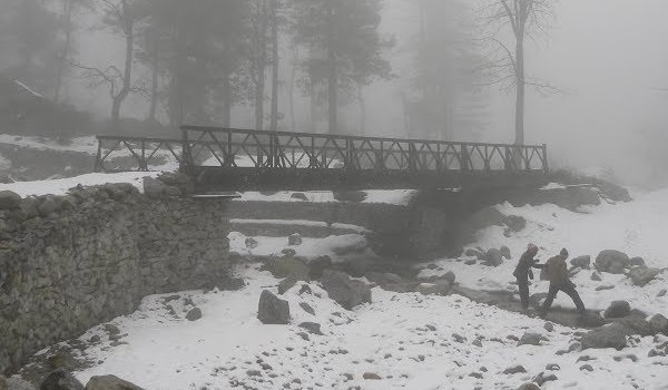हिमाचल प्रदेश : मनाली में मौसम की पहली बर्फबारी हिमाचल प्रदेश : मनाली में मौसम की पहली बर्फबारी