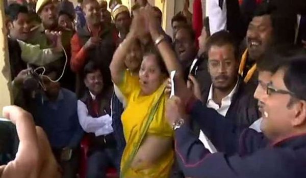 मथुरा में चुनाव का रोमांच, टाई के बाद ड्रा में जीती बीजेपी प्रत्याशी मथुरा में चुनाव का रोमांच, टाई के बाद ड्रा में जीती बीजेपी प्रत्याशी