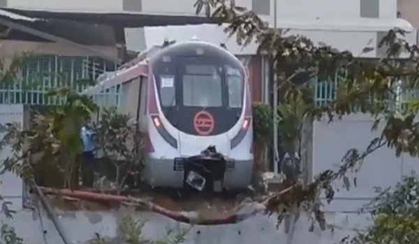 दिल्ली मेट्रो की मजेंटा लाइन का ट्रायल, दीवार से टकराई ट्रेन दिल्ली मेट्रो की मजेंटा लाइन का ट्रायल, दीवार से टकराई ट्रेन