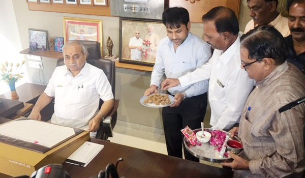 भाजपा अध्यक्ष से मिले ‘वचन’ के बाद राजी हुए नितिन पटेल भाजपा अध्यक्ष से मिले ‘वचन’ के बाद राजी हुए नितिन पटेल