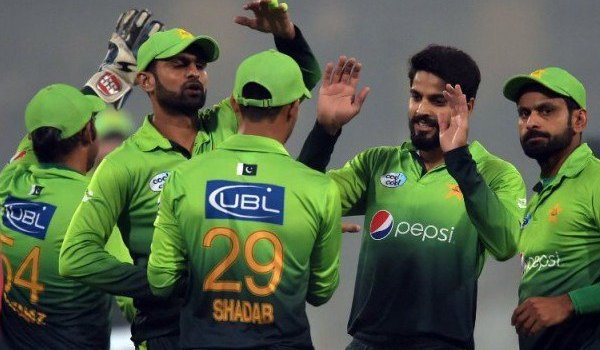 पाकिस्तान वनडे टीम से बाहर हुए इमाद वसीम, अहमद शहजाद