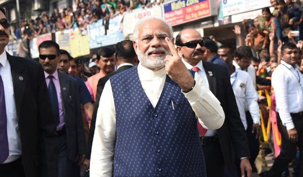 गुजरात चुनाव 2017 : मोदी ने साबरमती में वोट डाला गुजरात चुनाव 2017 : मोदी ने साबरमती में वोट डाला