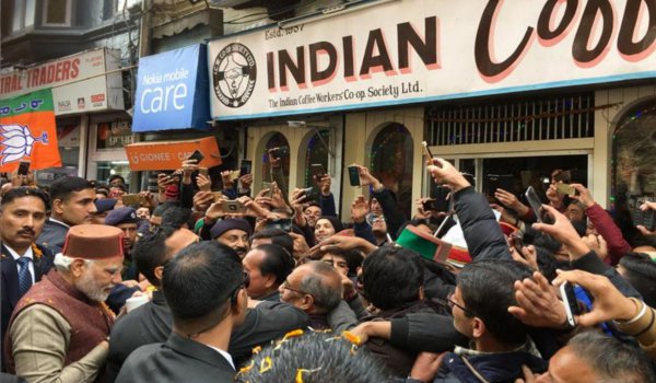 Modi enjoys coffee on Mall Road in Shimla