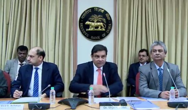 मौद्रिक समीक्षा : आरबीआई ने ब्याज दरें यथावत रखी मौद्रिक समीक्षा : आरबीआई ने ब्याज दरें यथावत रखी