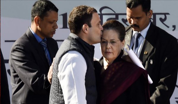 राहुल गांधी कांग्रेस अध्यक्ष बने, कांग्रेस मुख्यालय के बाहर जश्न