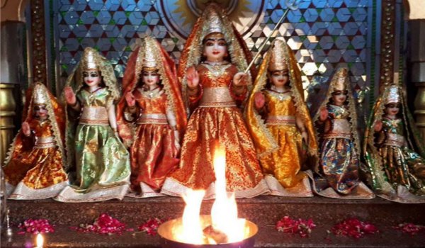 दैव मूर्तियां बोलीं काश धडकन में तेरे तड़पन जो मेरी होती दैव मूर्तियां बोलीं काश धडकन में तेरे तड़पन जो मेरी होती