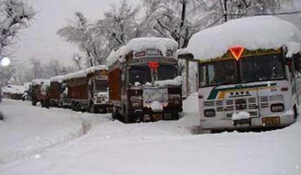 बारिश और बर्फबारी के बाद जम्मू-श्रीनगर राजमार्ग बंद