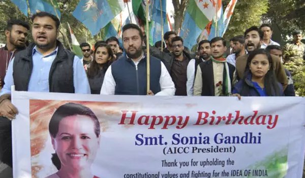 सोनिया गांधी को जन्मदिन की बधाई देने समर्थक 10 जनपथ पहुंचे