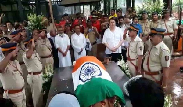 शशि कपूर का राजकीय सम्मान के साथ अंतिम संस्कार शशि कपूर का राजकीय सम्मान के साथ अंतिम संस्कार