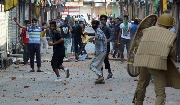 कश्मीर में पथराव के 850 मामले वापस लिए जाएंगे कश्मीर में पथराव के 850 मामले वापस लिए जाएंगे