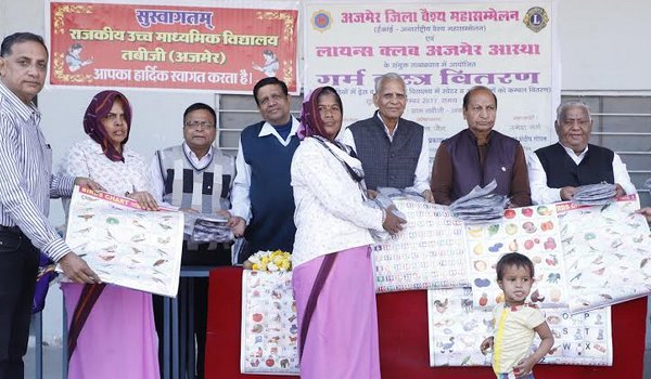 पीडि़त मानवता की सेवा : वितरित किए स्वेटर, कंबल पीडि़त मानवता की सेवा : वितरित किए स्वेटर, कंबल