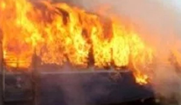 हरियाणा : दुर्घटना के बाद बीकानेर एक्सप्रेस के इंजन में आग लगी