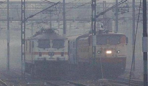दिल्ली कोहरे में लिपटी, उत्तर भारत में 17 ट्रेनें रद्द