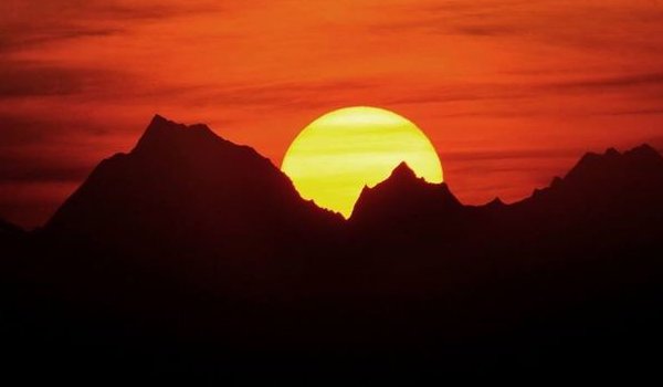 उत्तरायन की ओर बढ़ता सूर्य का रथ उत्तरायन की ओर बढ़ता सूर्य का रथ