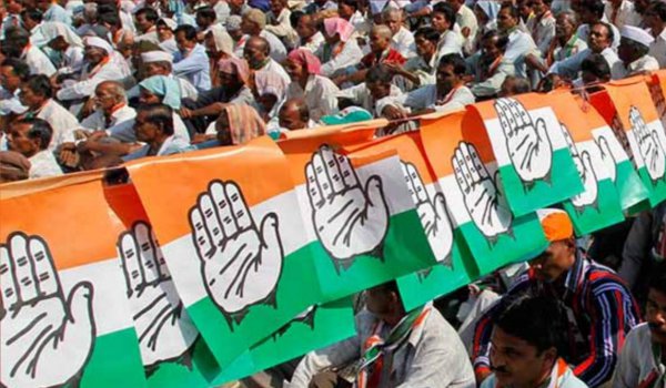 कांग्रेस चुनाव आयोग पहुंची, ‘दागियों’ को गुजरात चुनाव से दूर रखने की मांग
