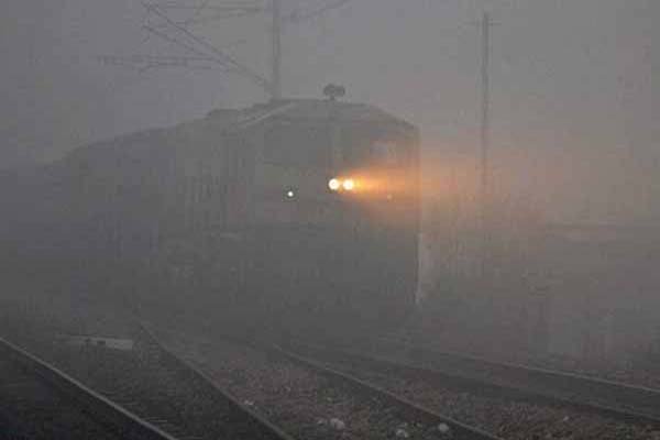 दिल्ली में रविवार सुबह कोहरा छाने से हुई 17 ट्रेनें रद्द