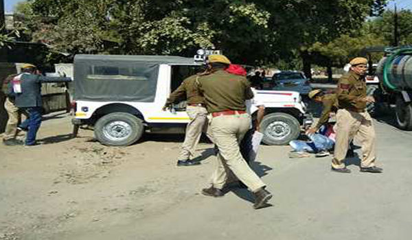 sirohi police beating supporters of ranchhod dewasi in sirohi