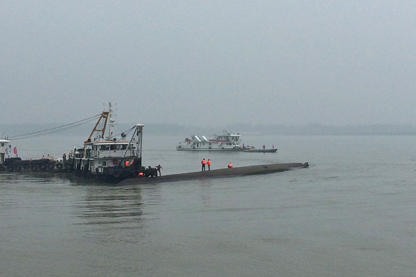 Ship ship on Shanghai shores in China, missing 10