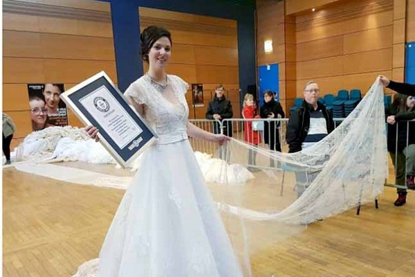 Wedding dress, which covers the mouth of Everest