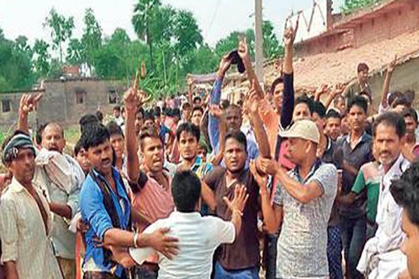 Bihar: Murder of newspaper vendor, angry people made police stoned Bihar: Murder of newspaper vendor, angry people made police stoned