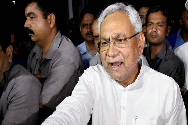 Bihar: stone pelting on Nitish's convoy, head of security