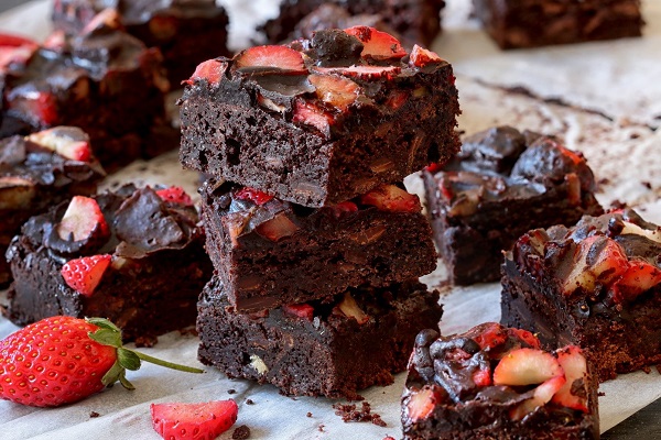 Make valentine special || Chocolate with Strawberry Brownies