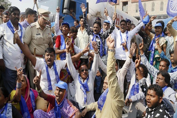 Contact with Maharashtra on the issue of violence: Center
