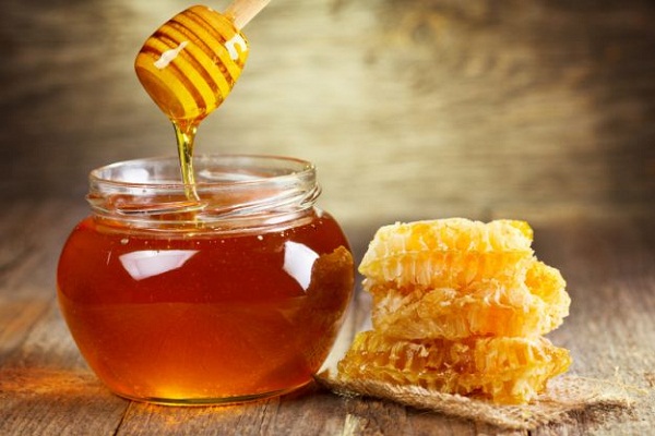 Honey cleanses the problem of blackheads