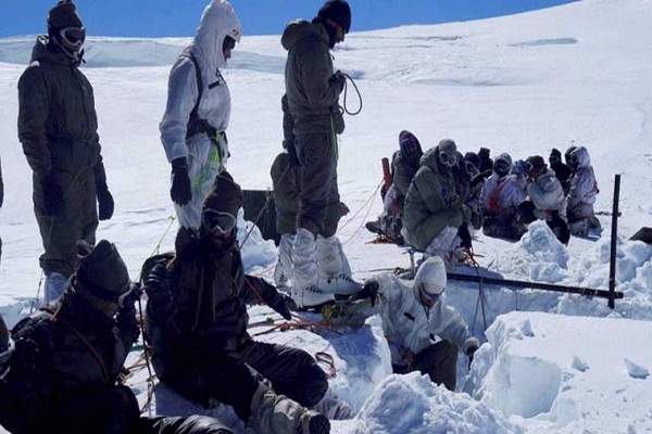 J & K: engineer dies in avalanche, 8 missing