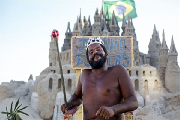 The man who lives in a palace made of sand for 22 years, he considers himself a king