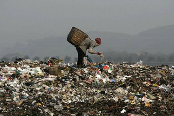 Chinese people thrown into garbage in garbage 12 lakh rupees and then it happened