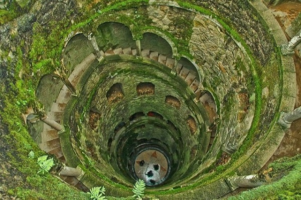 WOW! A magical well which emerges from light