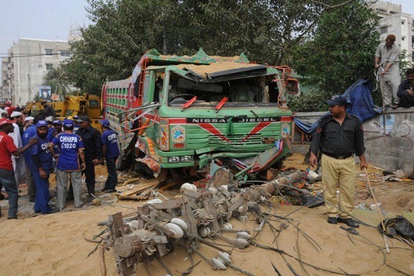 Bus collides with truck, 5 dead in Pakistan