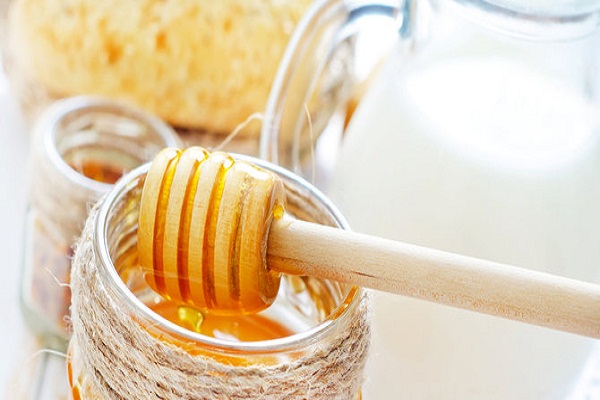 Remove this paste from honey and milk.