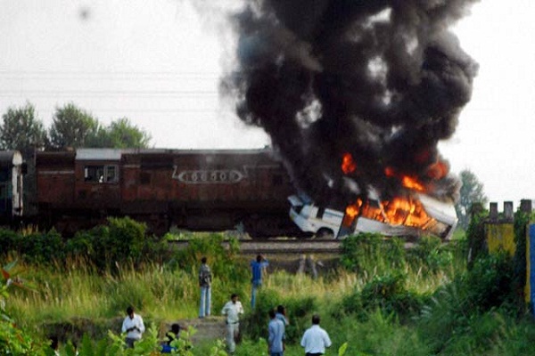 Scorpion Scorpio, 3 injured in train over railway crossings in Bihar
