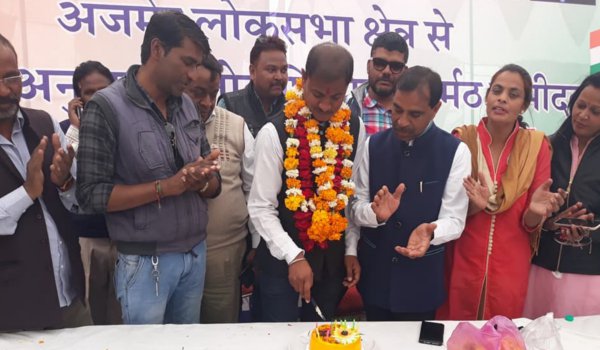 Yogesh Gothwal celebrates his Birthday at Congress office in ajmer