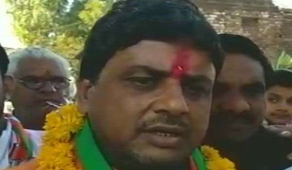 bjp candidate in dhars dhamnod dinesh sharma made to wear a garland of shoes