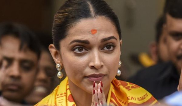 Actress Deepika Padukone seeks divine help, visits Siddhivinayak temple for 'Padmavat'
