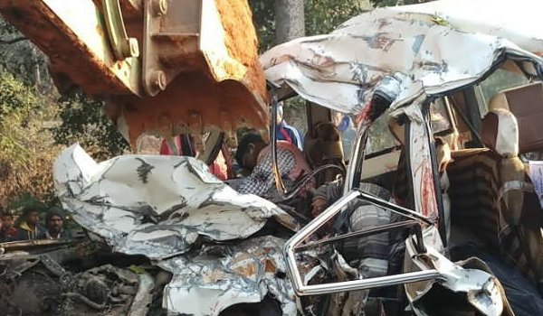 truck and jeep collision : 8 students died in road accident in Dumka