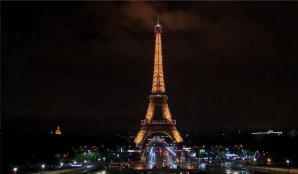 Eiffel tower goes dark in honor of victims of Kabul attack