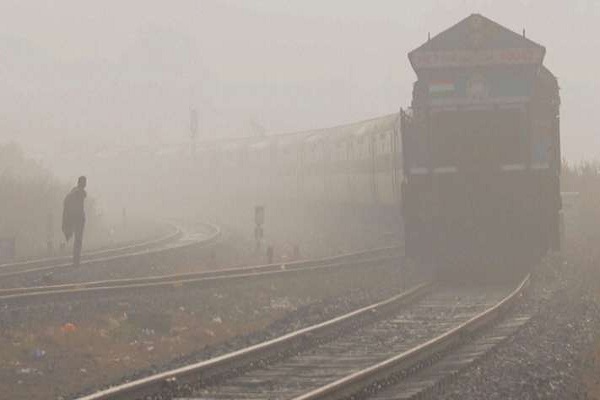 10 trains canceled in Delhi on cloudy mist