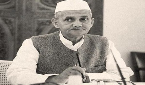 rahul gandhi pays tribute to lal bahadur shastri