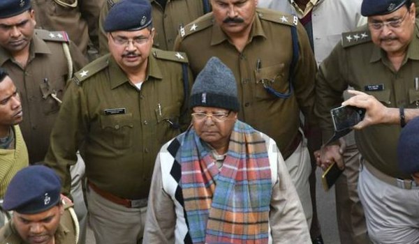 Lalu Prasad Yadav takes tea break at CBI court canteen