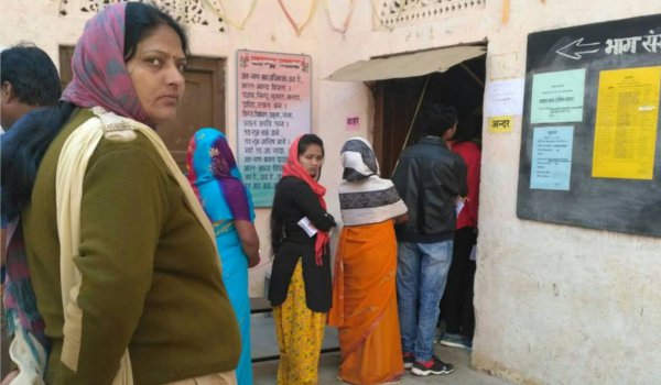 अजमेर के रामगंज स्थित पोलिंग बूथ पर लगी मतदाताओं की कतार।