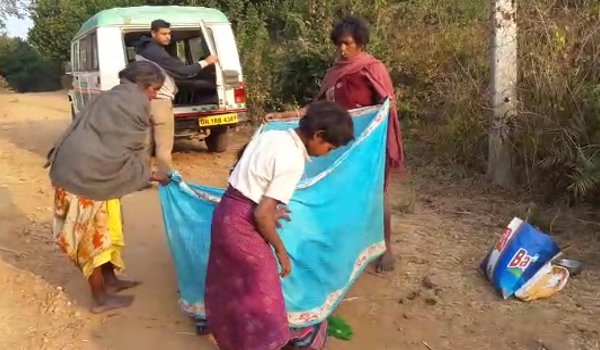 Odisha : Woman gives birth on road as ambulance fails to reach on time